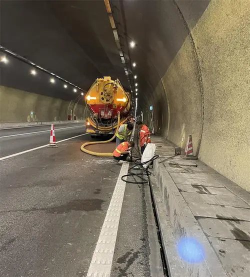 庆阳隧道排水渠清淤